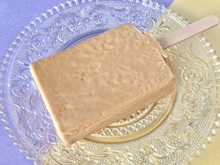 クセ強め？ちょうどいい？【ファミマ限定】たっぷり紅茶感が楽しめるロイヤルミルクティーアイスバー