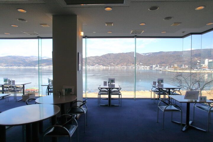 諏訪湖畔の穏やかな景色を眺めながらティータイム。諏訪有数の絶景スポット「諏訪市原田泰治美術館」