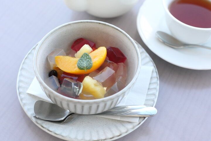 諏訪湖畔の穏やかな景色を眺めながらティータイム。諏訪有数の絶景スポット「諏訪市原田泰治美術館」