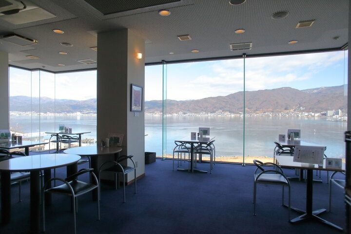 諏訪湖畔の穏やかな景色を眺めながらティータイム。諏訪有数の絶景スポット「諏訪市原田泰治美術館」