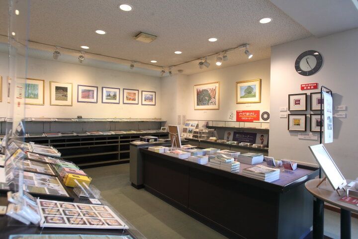 諏訪湖畔の穏やかな景色を眺めながらティータイム。諏訪有数の絶景スポット「諏訪市原田泰治美術館」