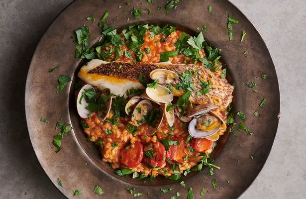 鯛のポワレのせボンゴレリゾット (C)ペペとシェフ夫／KADOKAWA