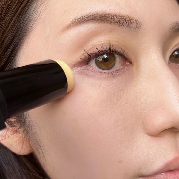２．メイクの上から使える美容液スティックが便利