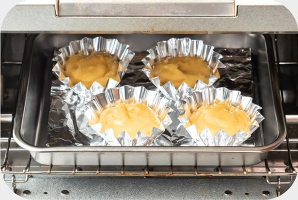 生地を厚手のアルミカップの7分目まで流す （C）ぼく／KADOKAWA