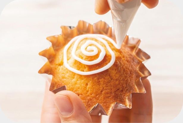 レモンアイシングでマドレーヌにデコレーションする （C）ぼく／KADOKAWA