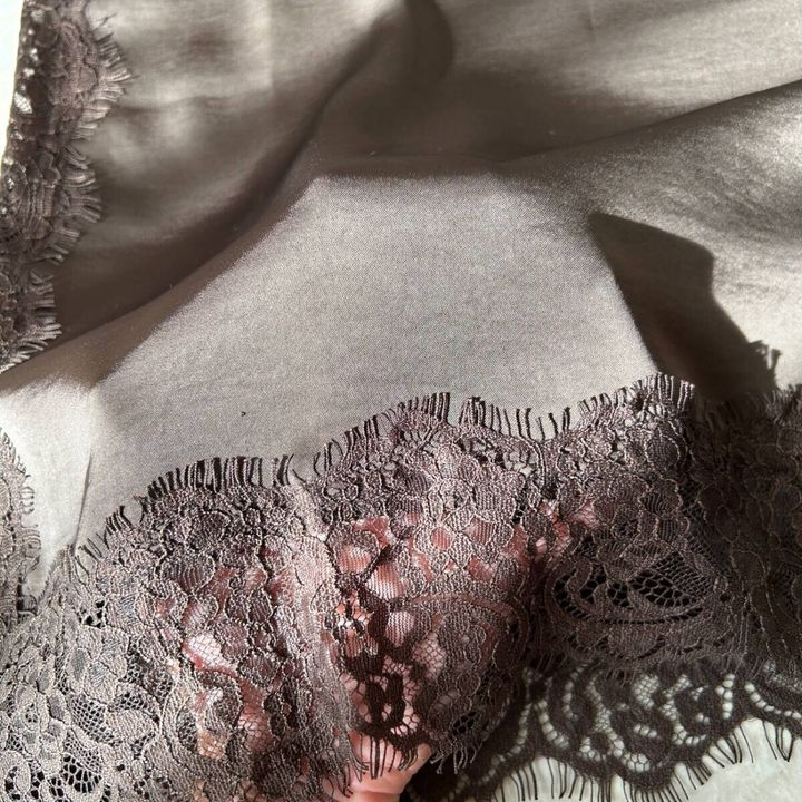 Trish ケミカルレースサテンキャミソールの生地感