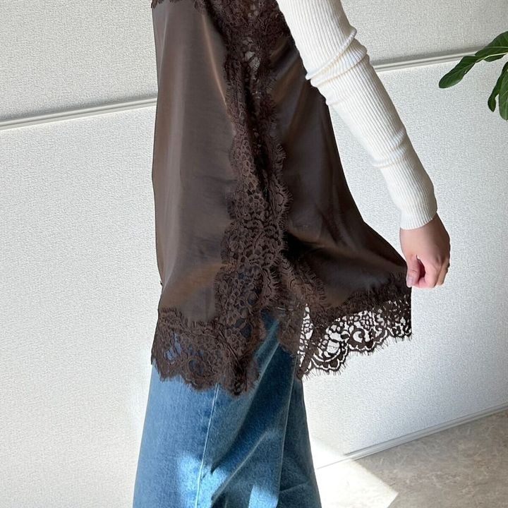 Trish ケミカルレースサテンキャミソールのサイドスリット