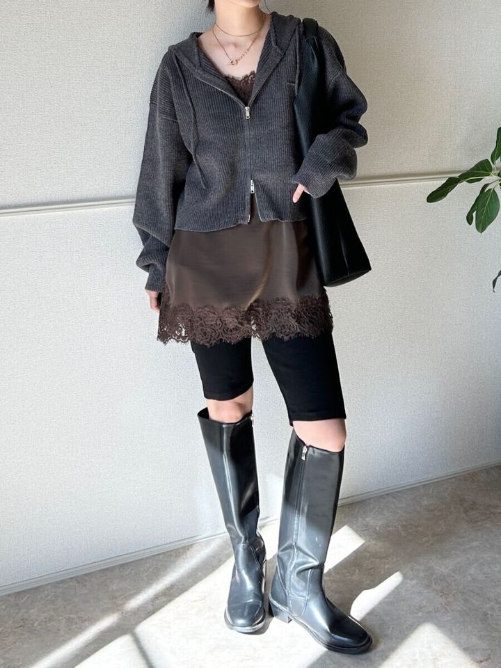 Trish ケミカルレースサテンキャミソールとニットパーカコーデ