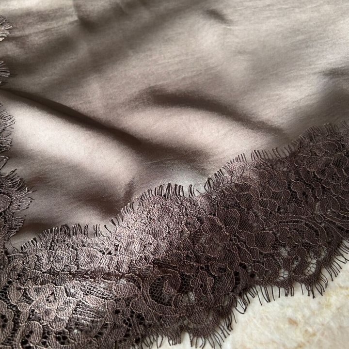 Trish ケミカルレースサテンキャミソール ブラウンの色味