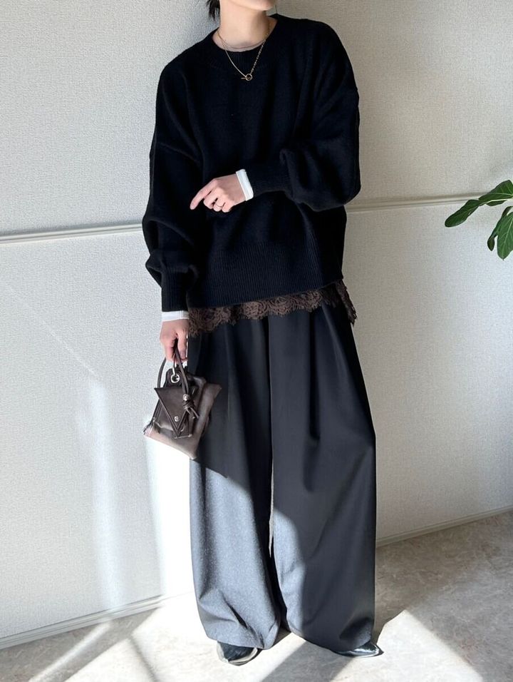 Trish ケミカルレースサテンキャミソールとゆるニットコーデ