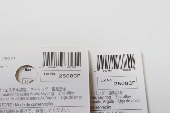 ダイソーのくまキーホルダー（ブラック、ホワイト、ブラウン）とリボンキーホルダー（レッド、ネイビー、ブラウン）のJAN