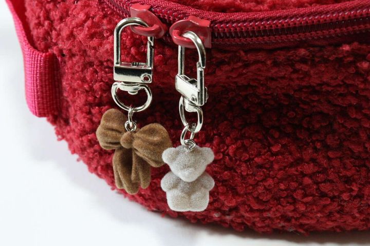 ダイソーのくまキーホルダー（ブラック、ホワイト、ブラウン）とリボンキーホルダー（レッド、ネイビー、ブラウン）をファスナーに付ける