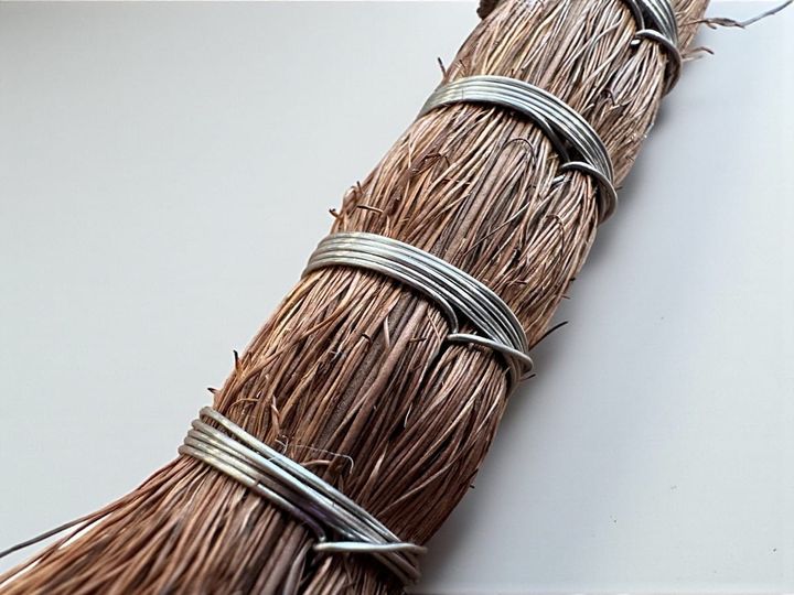 針金でシュロがまとめられている