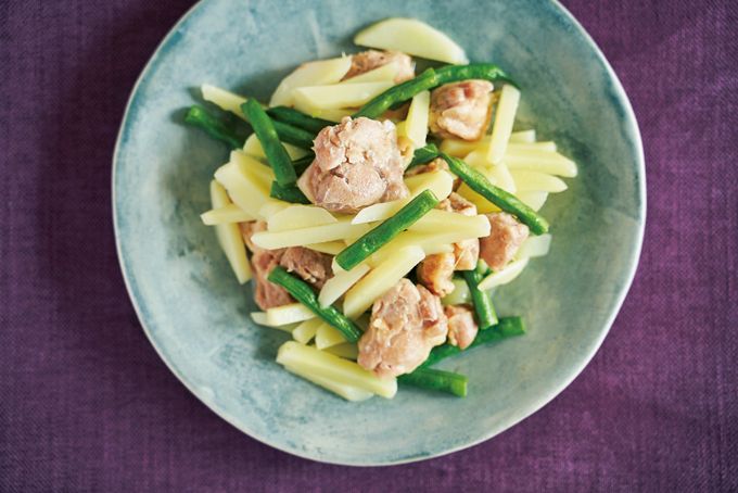 【調味料は塩ひとつだけ！】とびきりおいしいおかずが作れる「鶏ももとじゃがいもの蒸し煮」のレシピの画像1