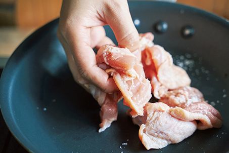 【調味料は塩ひとつだけ！】とびきりおいしいおかずが作れる「鶏ももとじゃがいもの蒸し煮」のレシピの画像2