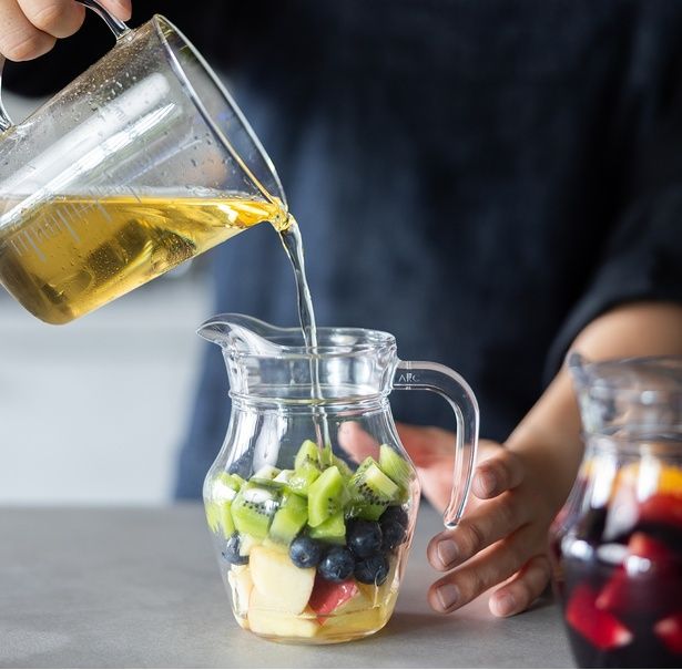 ジュースを注ぐ (C)mokka／KADOKAWA