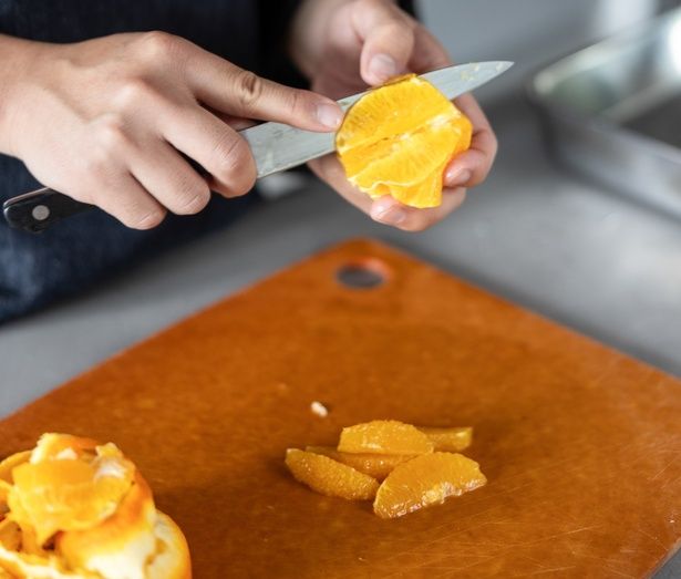 オレンジは、皮をむいてくし形にカット (C)mokka／KADOKAWA