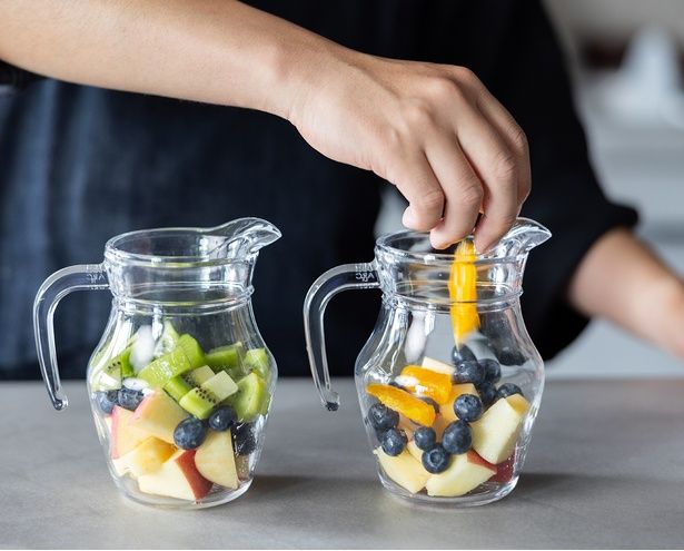 ピッチャーにフルーツを入れる (C)mokka／KADOKAWA