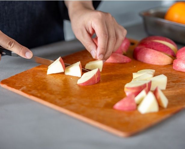 リンゴはよく洗い皮つきのままカット (C)mokka／KADOKAWA