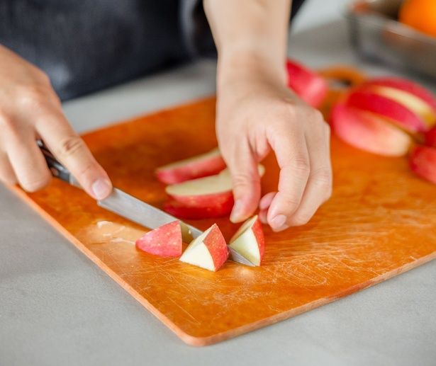 リンゴは酸化防止にレモン汁をかける (C)mokka／KADOKAWA