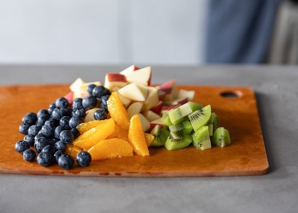 フルーツは、残ったら冷凍しておいて、ヨーグルトと一緒に食べても美味しい (C)mokka／KADOKAWA