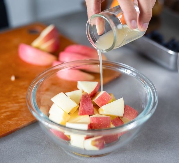 レモン果汁をかけて軽く混ぜておく (C)mokka／KADOKAWA