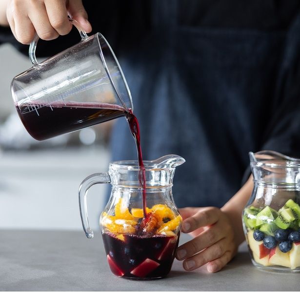 オレンジには、赤ブドウジュースが合います (C)mokka／KADOKAWA