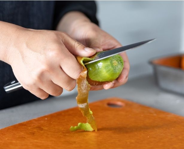 キウイは皮をむいて一口サイズに (C)mokka／KADOKAWA