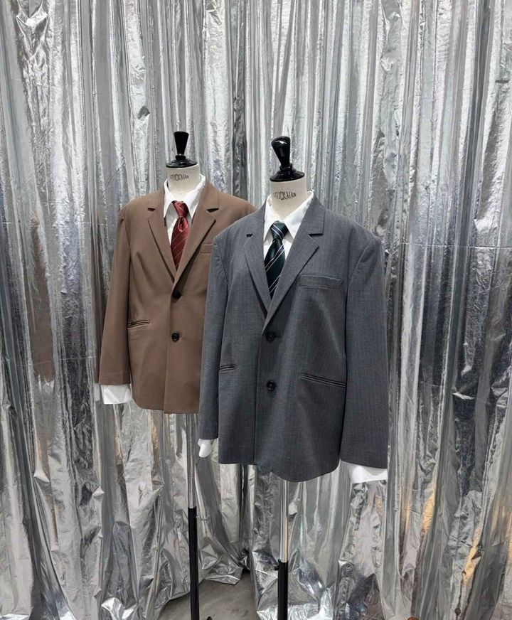 画像: ややオーバーサイズにデザインされたテーラードジャケットは、ブランドの新たなアイコンアイテムに。