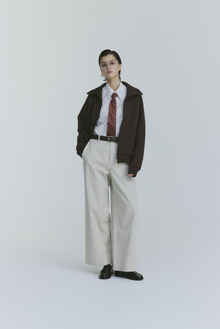 画像: ジャケット￥16,940 シャツ¥16,940 チノパンツ￥15,950 ネクタイ￥5,940 ベルト￥6,930 ローファー￥23,980（すべて税込）