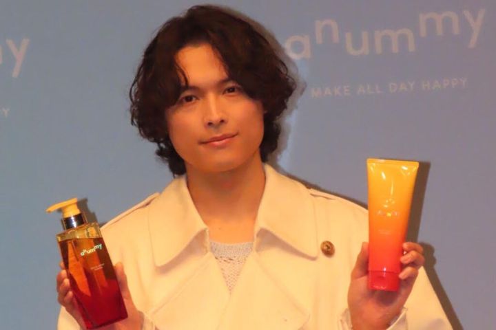 SixTONESの松村北斗さん（30）が17日、ダメージヘアケアブランド「anummy（アニュミー）」のアンバサダーに就任し、東京都内で開かれた新CM発表会に出席しました。