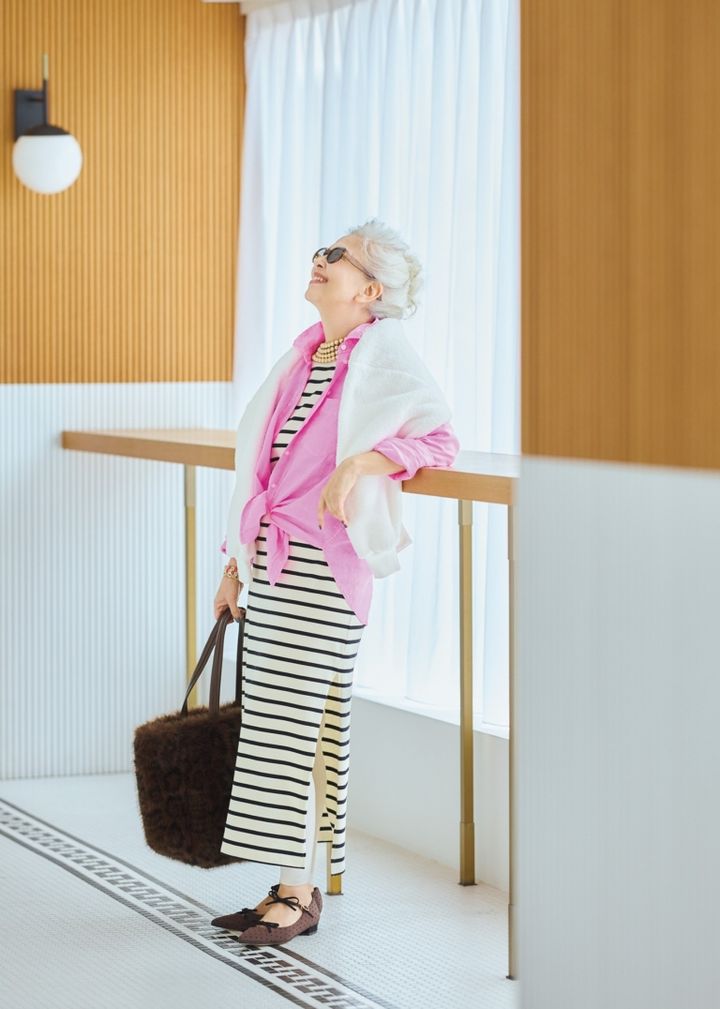 シャツ¥11,900、ワンピース¥9,990、肩にかけたプルオーバー¥9,990、バッグ¥7,990／すべてギャップ、サングラス¥6,600／ハリス（金万）、ネックレス¥37,180、ブレスレット（セット）¥31,240／ともにマイケル・ナッシュ・ジュエリー（ズットホリック）、靴¥17,600／ダイアナ（ダイアナ 銀座本店）、レギンス／スタイリスト 私物