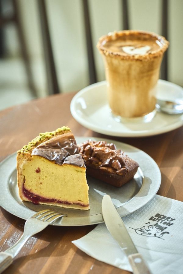 手前左「ピスタチオフラン」650円、手前右「ソルティ キャラメル アーモンド フィナンシェ」320円、奥「ナッツクリームラテ」700円