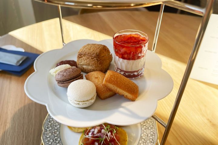 中央奥から時計回りに、「プレーンスコーン」、「季節のヴェリーヌ（あまおう苺）」、「カカオバターのフィナンシェ」、「生チョコマカロン2種」