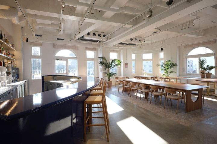 メゾンカカオカフェ：12〜16時、レストラン：17〜22時