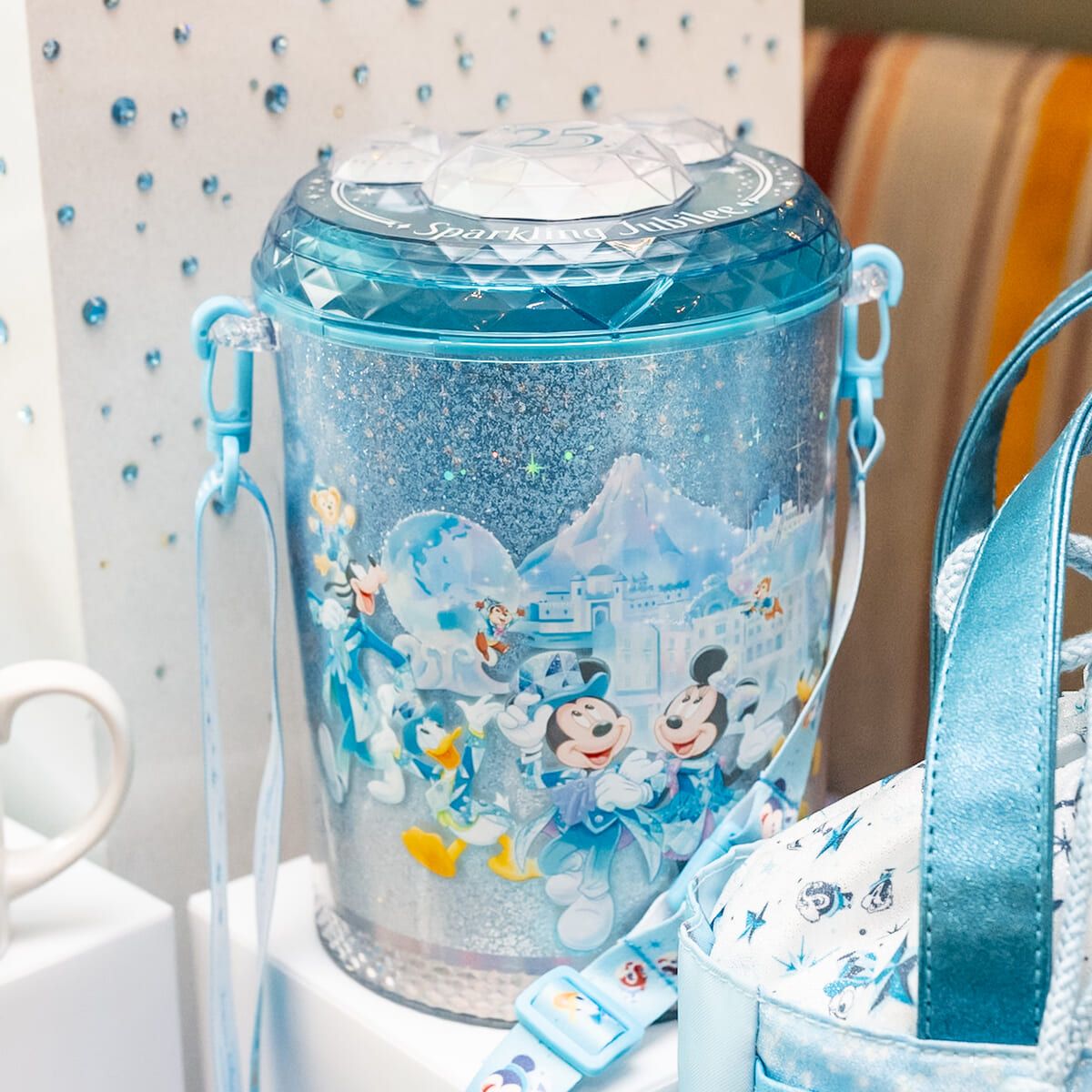 コーデの主役になるキラキラ感！東京ディズニーシー25周年