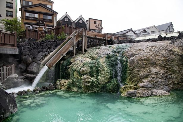 草津温泉の湯畑。鉄も溶かすpH2.1の強酸性泉として知られる名湯 【提供画像】