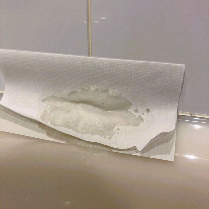 お風呂のコーキングに生えたカビが「一晩」で消えた！？こんなに簡単だったなんて♪