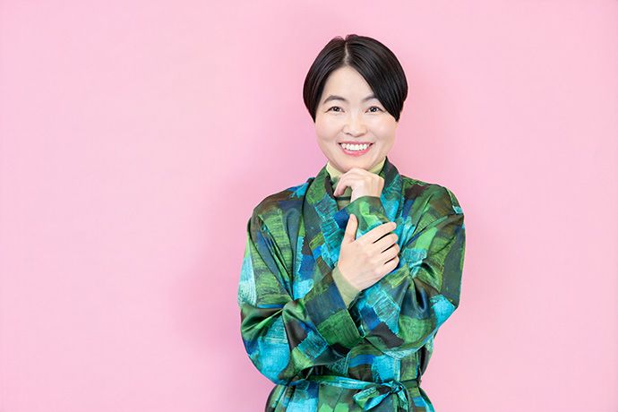 カメラに向かってポーズを取るイモトアヤコさん