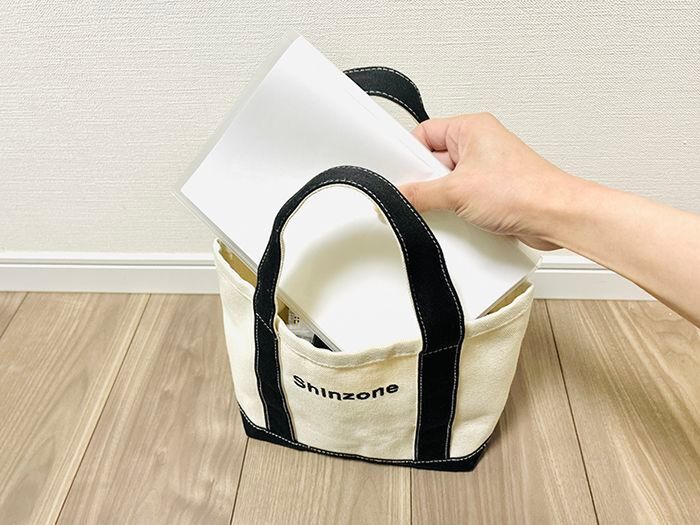 『A4サイズの書類』を折り目をつけずにバッグに収納する裏ワザ。家じゅうのクリアファイル全部こうしたくなる♡