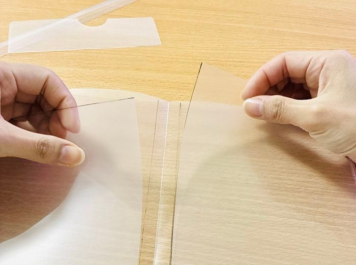 『A4サイズの書類』を折り目をつけずにバッグに収納する裏ワザ。家じゅうのクリアファイル全部こうしたくなる♡