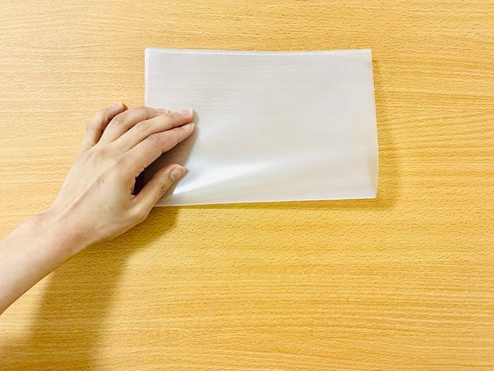 『A4サイズの書類』を折り目をつけずにバッグに収納する裏ワザ。家じゅうのクリアファイル全部こうしたくなる♡