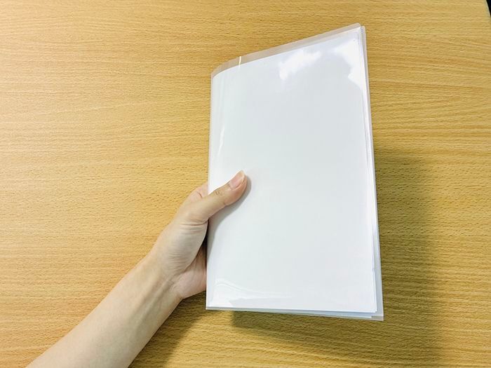 『A4サイズの書類』を折り目をつけずにバッグに収納する裏ワザ。家じゅうのクリアファイル全部こうしたくなる♡