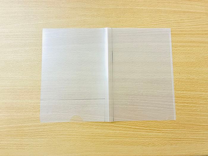 『A4サイズの書類』を折り目をつけずにバッグに収納する裏ワザ。家じゅうのクリアファイル全部こうしたくなる♡