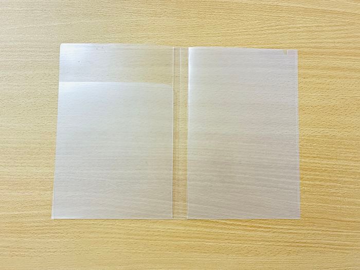 『A4サイズの書類』を折り目をつけずにバッグに収納する裏ワザ。家じゅうのクリアファイル全部こうしたくなる♡