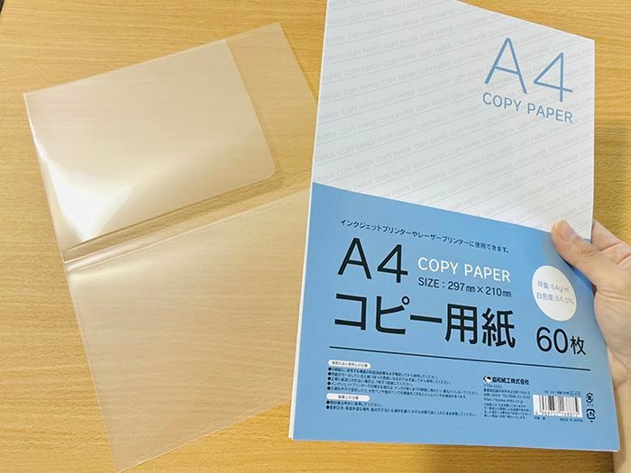 『A4サイズの書類』を折り目をつけずにバッグに収納する裏ワザ。家じゅうのクリアファイル全部こうしたくなる♡