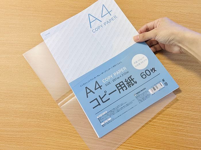 『A4サイズの書類』を折り目をつけずにバッグに収納する裏ワザ。家じゅうのクリアファイル全部こうしたくなる♡