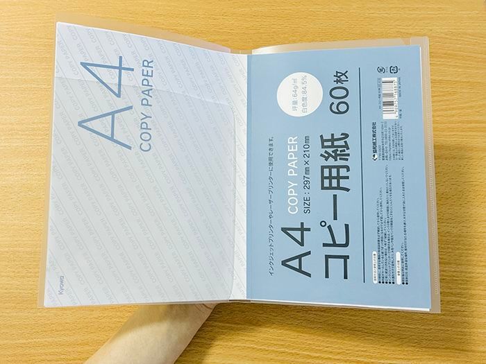 『A4サイズの書類』を折り目をつけずにバッグに収納する裏ワザ。家じゅうのクリアファイル全部こうしたくなる♡