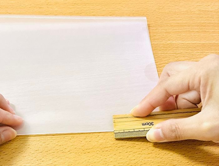 『A4サイズの書類』を折り目をつけずにバッグに収納する裏ワザ。家じゅうのクリアファイル全部こうしたくなる♡