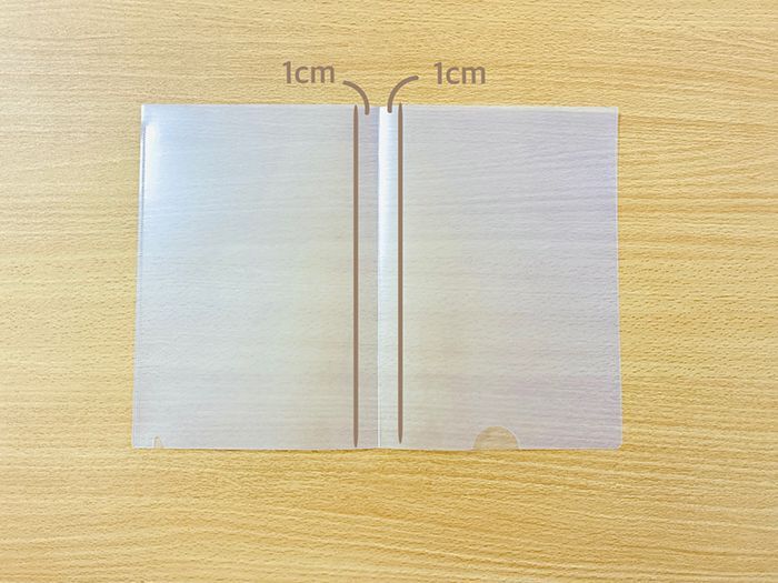 『A4サイズの書類』を折り目をつけずにバッグに収納する裏ワザ。家じゅうのクリアファイル全部こうしたくなる♡